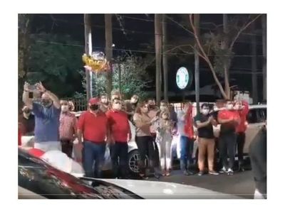 Marito recibió serenata por su cumple y salió a saludar