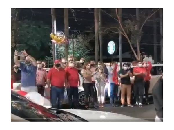 Marito recibió serenata por su cumple y salió a saludar