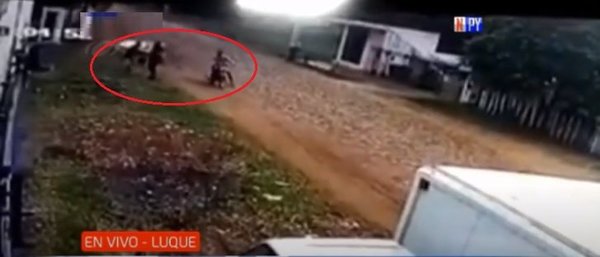 Brutal agresión de motochorros a una mujer | Noticias Paraguay