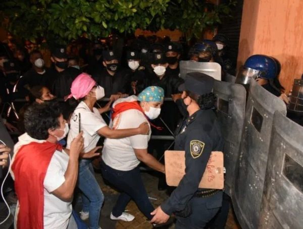 Incidentes en Hacienda durante manifestación de personal de blanco · Radio Monumental 1080 AM