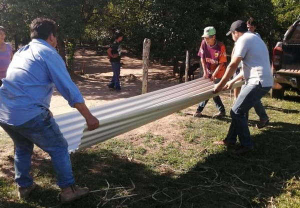 Caazapá: Familia afectada por incendio recibe asistencia de la gobernación - Noticiero Paraguay