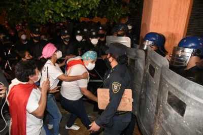 Funcionarios de blanco insisten el cumplimiento de la recategorización salarial » Ñanduti