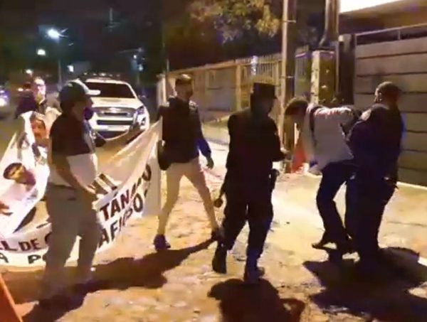 Un detenido durante escrache al senador Blas Lanzoni · Radio Monumental 1080 AM