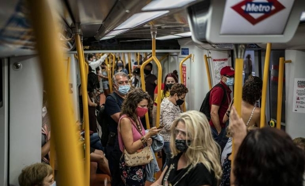 HOY / En voz baja en lugares cerrados y viajar en silencio en transporte público, proponen