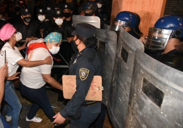 Incidentes, agresiones e intervención policial: Agitada noche frente al Ministerio de Hacienda en manifestación de médicos y enfermeros