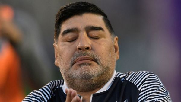 Médico de Maradona dice que evalúa darle el alta