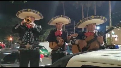Crónica / (VIDEO) Llevan serenata a Marito por sus ¡49 pirulos!