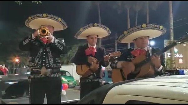 Crónica / (VIDEO) Llevan serenata a Marito por sus ¡49 pirulos!