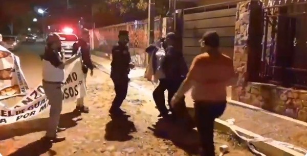 Guerra en comuna de Ñemby: manifestación a domicilio y un detenido - ADN Paraguayo