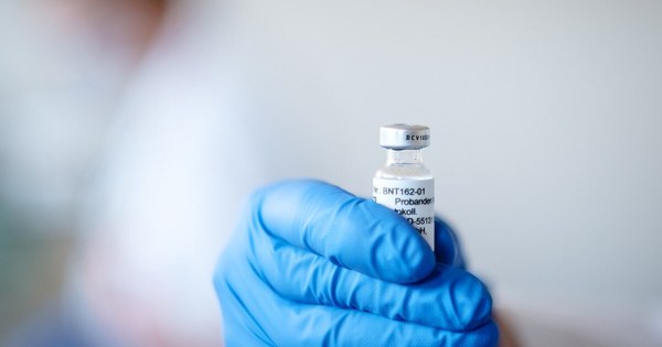 La Nación / Bolsonaro celebra suspensión de ensayos de vacuna china contra COVID-19 en Brasil