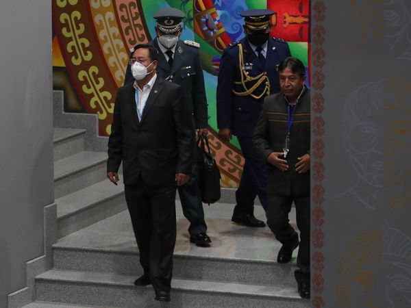 La Biblia y la cruz salen de los actos de Gobierno tras un año en Bolivia
