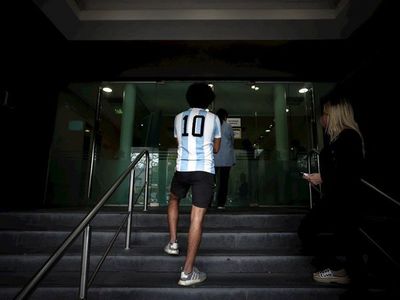 Estado de Maradona "es bueno" y quieren llevarlo a una casa, dice su médico