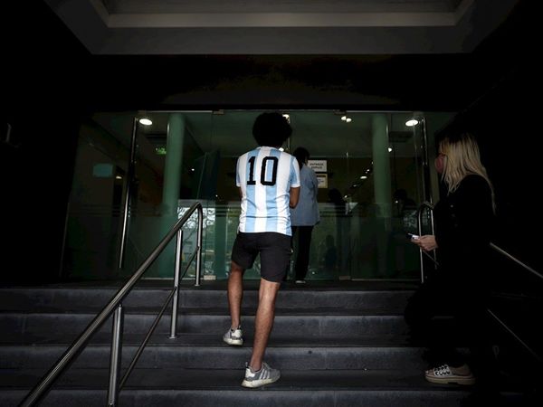 Estado de Maradona "es bueno" y quieren llevarlo a una casa, dice su médico