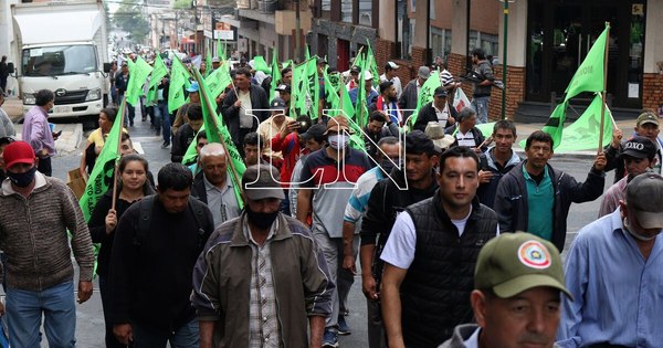 La Nación / Campesinos marchan reclamando el cumplimiento del acuerdo con el Gobierno