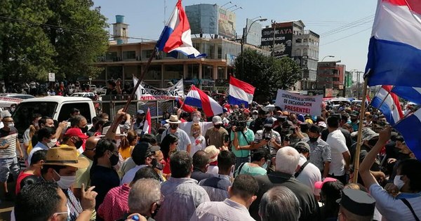 La Nación / Trabajadores de Itapúa urgen al Gobierno asistencia económica que prometió