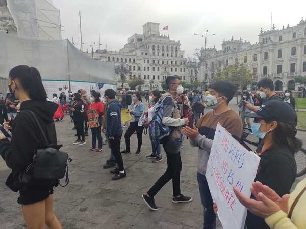 Peruanos protestan contra el juramento del nuevo mandatario y la destitución de Vizcarra » Ñanduti