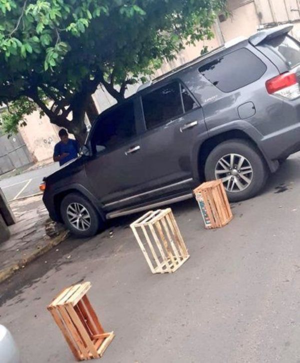Guerra a cuidacoches: Municipalidad de Asunción despejó en 1 hora más de 100 estacionamientos ilegalmente reservados