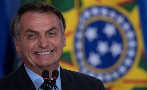 HOY / Bolsonaro comenta en tono de triunfo la suspensión de pruebas de la vacuna china