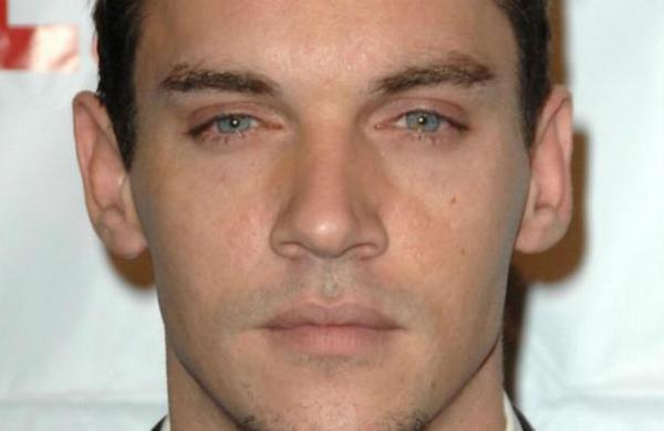 El actor Jonathan Rhys-Meyers fue arrestado tras provocar un accidente por conducir borracho - SNT