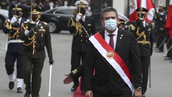 Manuel Merino asume como presidente de Perú