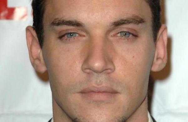 El actor Jonathan Rhys-Meyers fue arrestado tras provocar un accidente por conducir borracho - C9N