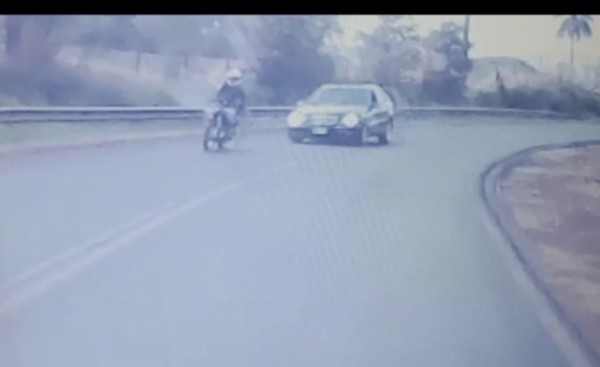 Muere menor que iba en motocicleta embestida por un automóvil