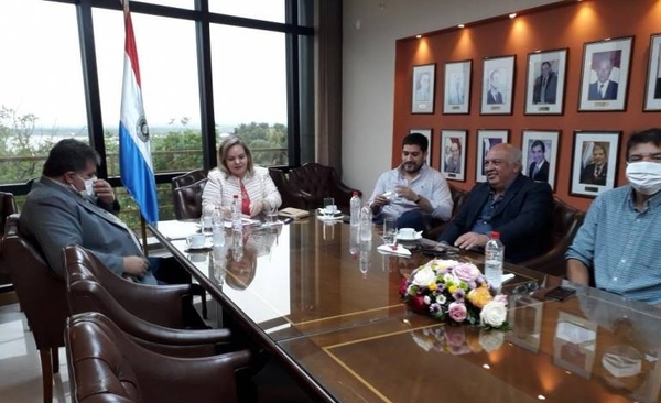 HOY / Mauricio Espinola, secretario político del Pdte de la República, dijo que felicita a Lilian Samaniego de acompañar y operar con los convencionales