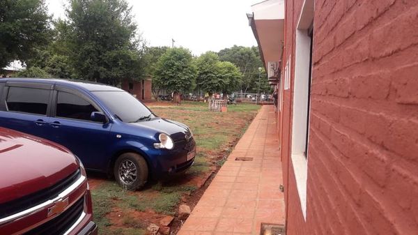 Manifestantes no dejan salir a funcionarios municipales de Jesús - Nacionales - ABC Color