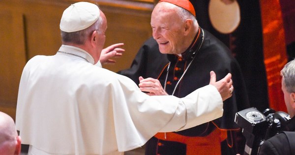 La Nación / Vaticano niega haber encubierto al cardenal McCarrick pese a su fama de pederasta