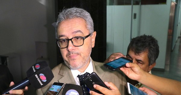 La Nación / Asesor del MEC califica de “patéticos” los saludos al presidente por su cumpleaños