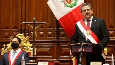 Manuel Merino asumió como presidente de Perú y anunció convocatoria a elecciones
