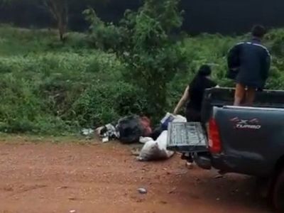 Jóvenes devuelven a una mujer bolsas de basuras que arrojó en la calle