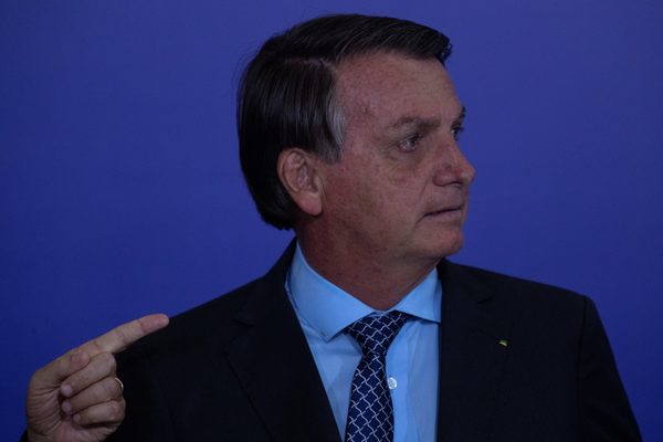 Bolsonaro dice que "amedrentan" con la covid-19 y exige "no ser maricas" - MarketData