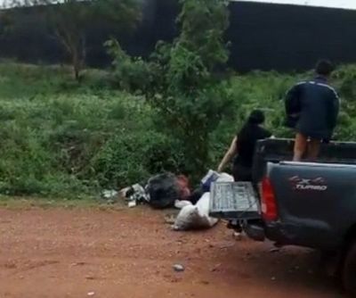Video: Jóvenes devuelven a una mujer bolsas de basuras que arrojó en la calle en Concepción