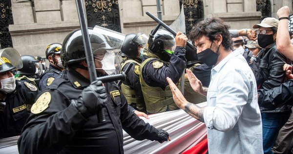 La Nación / Unos 30 detenidos y algunos heridos en protestas contra Merino en Perú
