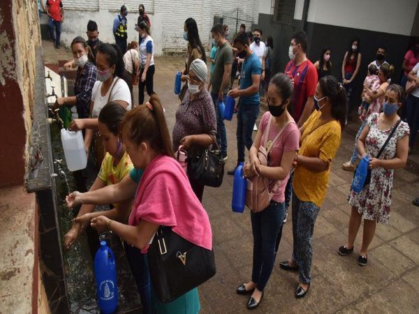 Iglesia concede peligroso tiempo a fieles para llevar agua del Pozo