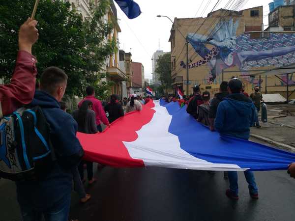 Campesinos marchan por microcentro de Asunción exigiendo cumplimiento de acuerdo con Gobierno