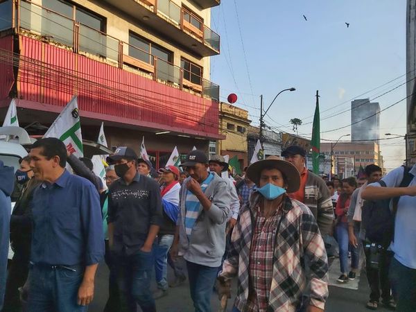 Labriegos marchan en microcentro y generan problemas en el tráfico  - Nacionales - ABC Color