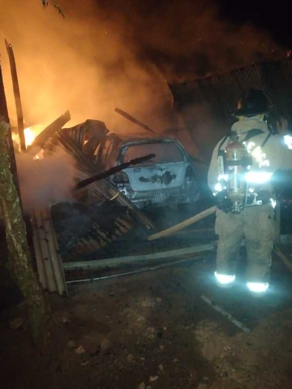 Voraz incendio arrasó con tinglado, un auto, una moto y varias herramientas