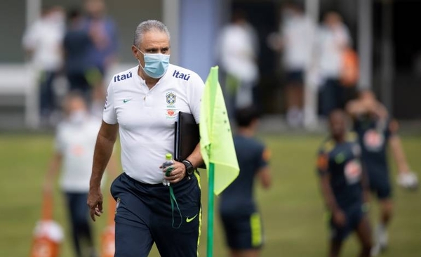 HOY / Brasil entrena a media marcha y sin mostrar su equipo titular