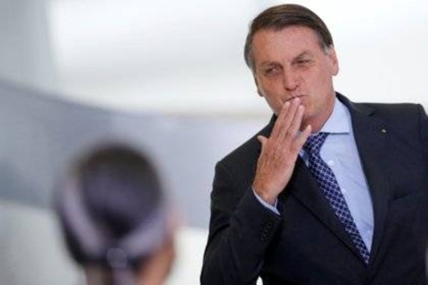 HOY / Bolsonaro dice que "amedrentan" con covid-19 y exige "no ser maricas"