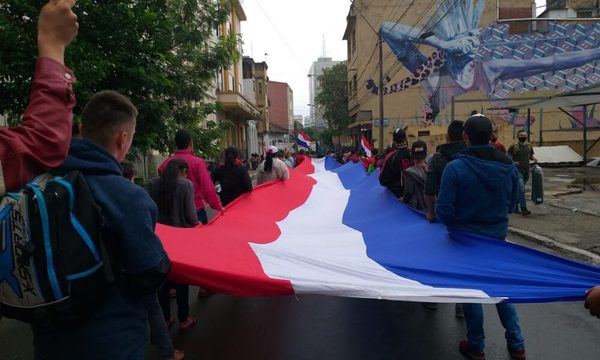 Campesinos marchan por microcentro de Asunción exigiendo cumplimiento de acuerdo con Gobierno