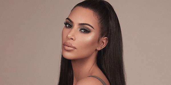 Kim Kardashian enseña cómo usar corrector de ojeras