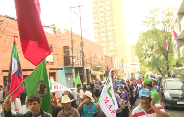 Campesinos marchan por segundo día por el microcentro capitalino