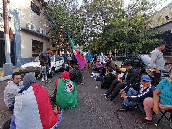Tensión en marcha campesina en el centro de Asunción | OnLivePy