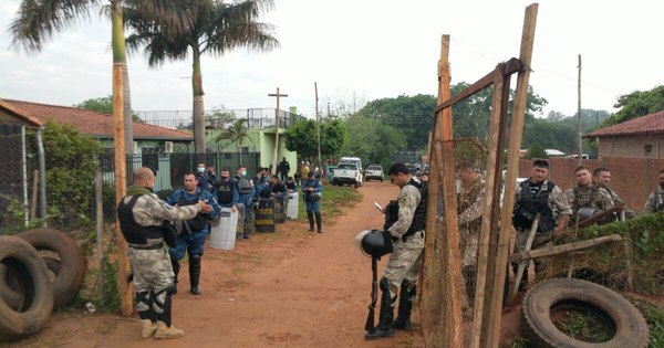 La Nación / Desalojan a más de 80 familias de un predio de Luque