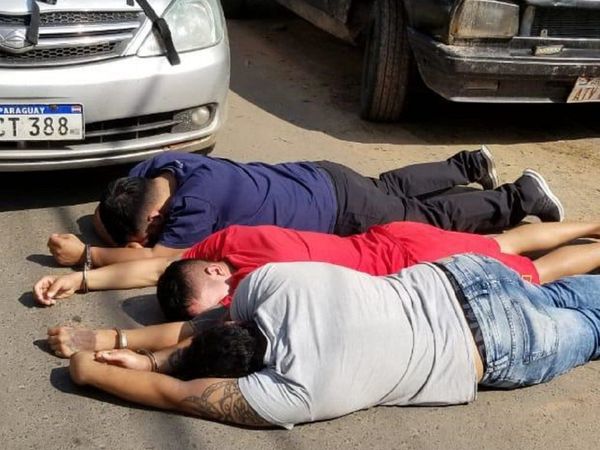 Policía captura a tres supuestos asaltantes en Trinidad 