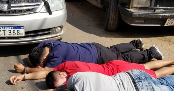 La Nación / Detienen a tres presuntos peligrosos delincuentes tras una persecución