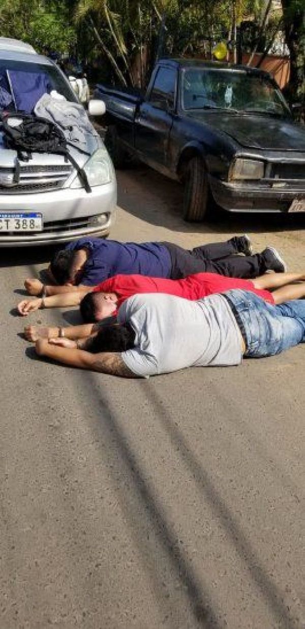 Policía captura a supuestos miembros de banda de asaltantes en Trinidad
