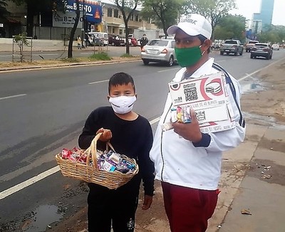 Humildes vendedores ambulantes lamentan que los micros les cierren las puertas - La Mira Digital